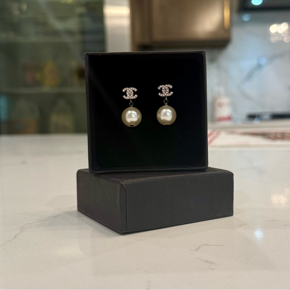 CHANEL Pearl and Silver Earrings - Picture 3 of 17